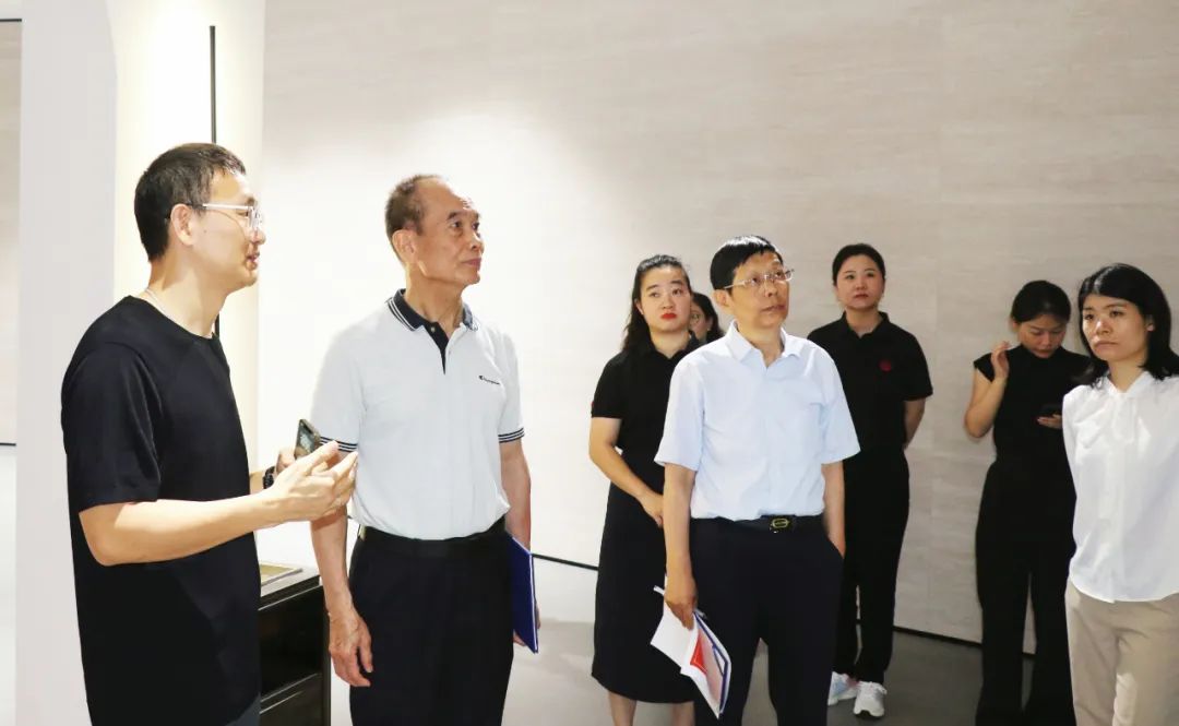 2024新銳榜專家評審團蒞臨大將軍瓷磚總部考察，點贊品牌實力！(圖4)