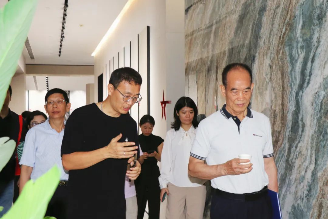 2024新銳榜專家評審團蒞臨大將軍瓷磚總部考察，點贊品牌實力！(圖6)